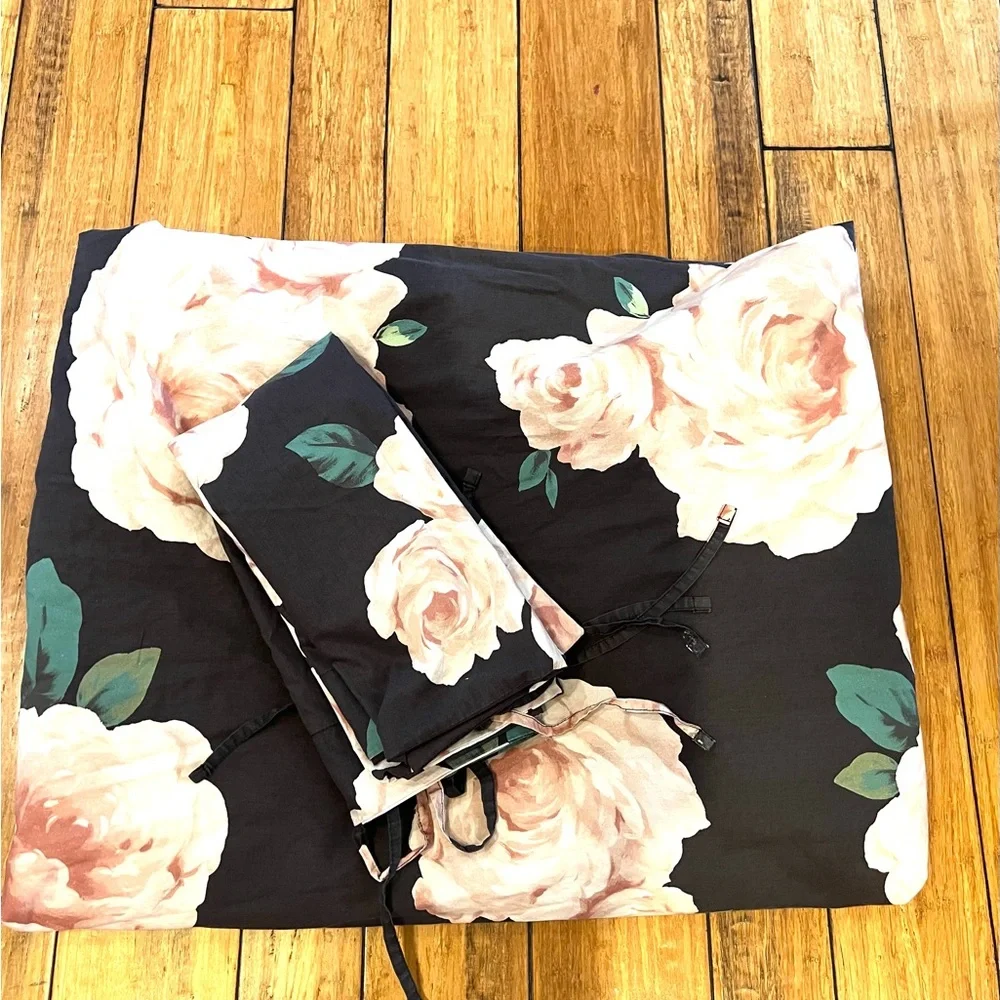 Pottery barn duvet Emily & Merritt teen bed of roses black pink full-queen duvet